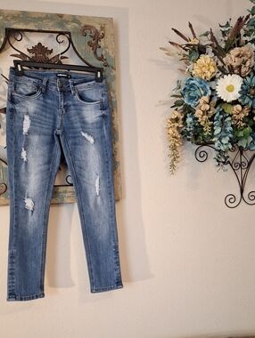 🔥🔥CLEARANCE🔥🔥 Dollhouse Distressed Light Blue Cropped Skinny Jeans. Size 5